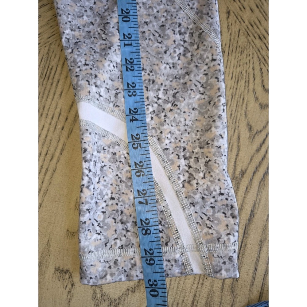 Lululemon Leggings Womens Size 8 Gray Flower Capri Pants Yoga Running Workout - Picture 5 of 10
